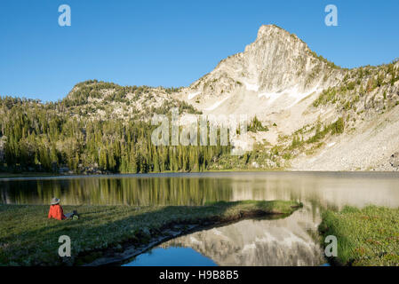 Wanderer die Aussicht in Oregon Wallowa Mountains. Stockfoto