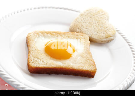 Spiegelei auf Toast, herzförmige Stockfoto