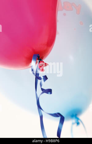 Ballons mit Happy Birthday Schriftzug, gefüllt mit Helium, stuck an der Decke Stockfoto