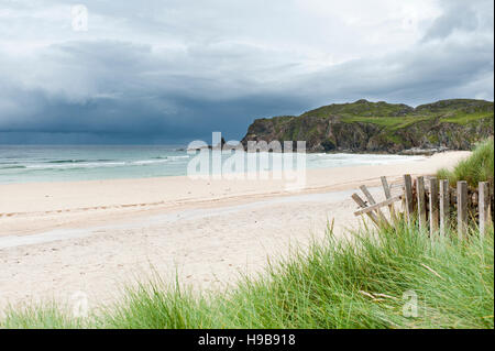 Sandstrand mit dunkle Wolken über der Küste, Dail Mòr Strand, Dalmore, Isle of Lewis, Carloway äußeren Hebriden, Schottland Stockfoto