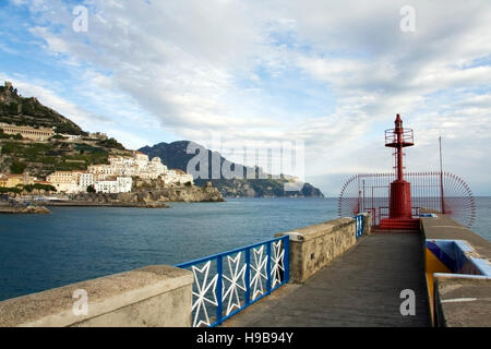 Marina aus der Leuchtturm, Amalfi, Costiera Amalfitana, Amalfi-Küste, UNESCO World Heritage Site, Kampanien, Italien, Europe Stockfoto