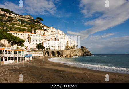 Strand von Amalfi, Amalfi, Costiera Amalfitana, Amalfi-Küste, UNESCO World Heritage Site, Kampanien, Italien, Europa Stockfoto