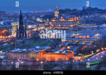 Blick auf Edinburgh in der Nacht, Schottland Stockfoto