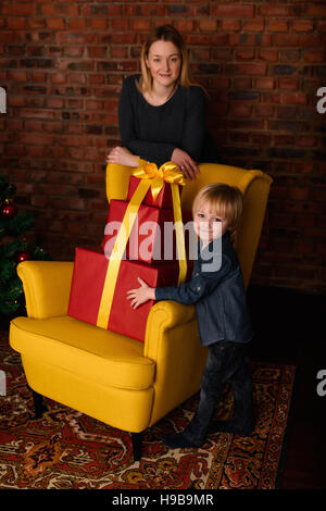 MOM gibt ein Kind Weihnachtsgeschenk Stockfoto