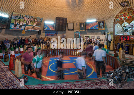 Iraner, die Durchführung von traditionellen sport Zorkhane Yazd, Iran Stockfoto