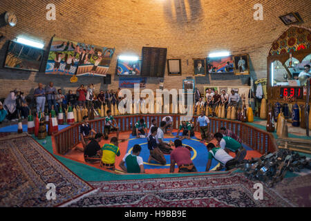 Iraner, die Durchführung von traditionellen sport Zorkhane Yazd, Iran Stockfoto