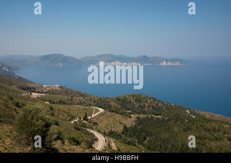 Mäandernden schmalen Straße durch die Berglandschaft kefalonischem auf der Insel Kefalonia in Griechenland Stockfoto