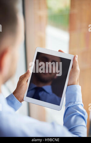 Digital-Tablette, die in der Gesellschaft Stockfoto