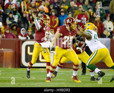 Landover, Maryland, USA. 20. November 2016. Washington Redskins Quarterback Kirk Cousins (8) wirft einen Pass im zweiten Quartal-Aktion gegen die Green Bay Packers an FedEx Field in Landover, Maryland auf Sonntag, 20. November 2016. Redskins offensive Guard Brandon Scherff (75) bietet die Sperrung. Kredit: Ron Sachs/CNP - NO WIRE SERVICE - Kredit: Dpa picture-Alliance/Alamy Live News Stockfoto