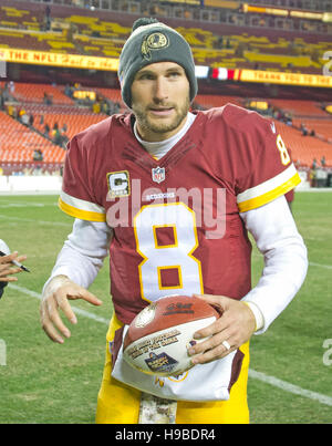 Landover, Maryland, USA. 20. November 2016. Washington Redskins Quarterback Kirk Cousins (8) verlässt das Feld nach seinem Team 42-24 Sieg über den Green Bay Packers an FedEx Field in Landover, Maryland auf Sonntag, 20. November 2016. Kredit: Ron Sachs/CNP - NO WIRE SERVICE - Kredit: Dpa picture-Alliance/Alamy Live News Stockfoto