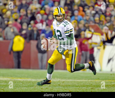 Landover, Maryland, USA. 20. November 2016. Green Bay Packers Quarterback Aaron Rodgers (12) führt den Ball im zweiten Quartal gegen die Washington Redskins in FedEx Field in Landover, Maryland Sonntag, 20. November 2016. Kredit: Ron Sachs/CNP - NO WIRE SERVICE - Kredit: Dpa picture-Alliance/Alamy Live News Stockfoto