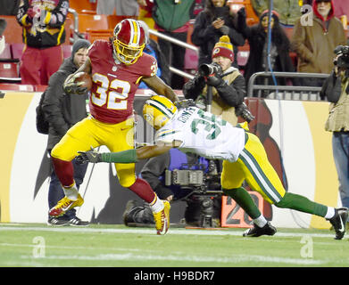 Landover, Maryland, USA. 20. November 2016. Washington Redskins Runningback Rob Kelley (32) von Green Bay Packers Cornerback LaDarius Gunter (36) nach einem 66 Hof laufen spät im vierten Quartal bei FedEx Field in Landover, Maryland auf Sonntag, 20. November 2016 in Angriff genommen wird. Die Redskins gewannen das Spiel 42-24. Kredit: Ron Sachs/CNP - NO WIRE SERVICE - Kredit: Dpa picture-Alliance/Alamy Live News Stockfoto