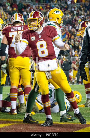 Landover, Maryland, USA. 20. November 2016. Washington Redskins Quarterback Kirk Cousins (8) feiert Washington Redskins Runningback Rob Kelley Touchdown im vierten Quartal gegen die Green Bay Packers an FedEx Field in Landover, Maryland am Sonntag, 20. November 2016. Die Redskins gewannen das Spiel 42-24. Kredit: Ron Sachs/CNP - NO WIRE SERVICE - Kredit: Dpa picture-Alliance/Alamy Live News Stockfoto