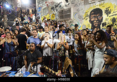 Rio De Janeiro Bewohner spielen Musik und Tanz bei einem Samba-Abend auf der Pedra do Sal im Quartier ehemalige Sklaven in Rio De Janeiro, Brasilien, 11. November 2016. Der Ort gilt als der Ursprung des Samba-Musik in Brasilien, die von Sklaven aus Westafrika nach Rio gebracht wurde.  Foto: GEORG ISMAR/dpa Stockfoto