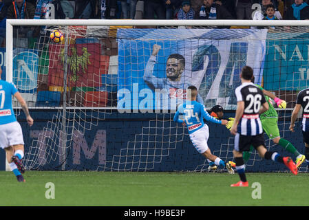 Udine, Italien. 19. November 2016. Lorenzo Insigne (Napoli) Fußball: Lorenzo Insigne Napoli Partituren sein Team zweite Tor in der italienischen Serie-A match zwischen Udinese 1-2 SSC Napoli in Dacia Arena in Udine, Italien. © Maurizio Borsari/AFLO/Alamy Live-Nachrichten Stockfoto