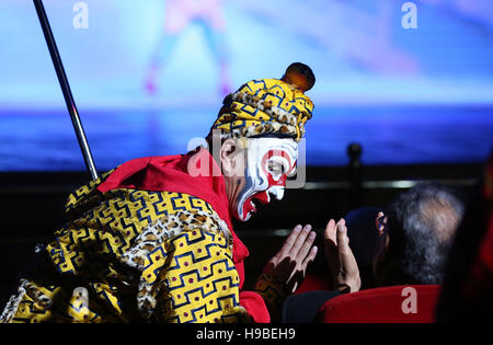 Lima, Peru. 20. November 2016. Schauspieler (L) interagiert mit einem Zuschauer während einer Aufführung präsentiert traditionelle chinesische Opern an einem Theater in Lima, Peru, 20. November 2016. Bildnachweis: Li Ming/Xinhua/Alamy Live-Nachrichten Stockfoto