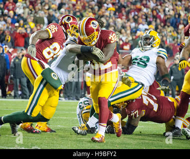 Washington Redskins Runningback Rob Kelley (32) erhält sein Team zweiten Touchdown spät im zweiten Quartal gegen die Green Bay Packers an FedEx Field in Landover, Maryland auf Sonntag, 20. November 2016. Bildnachweis: Ron Sachs/CNP /MediaPunch Stockfoto