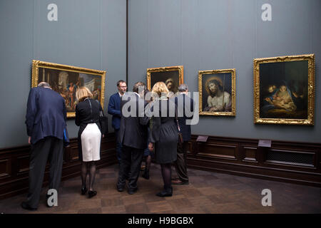 Die Vertreter des Spenders der Malerei-Studie "Massaker der unschuldigen" von Francesco Trevisani (ca. 1714, 75 x 136cm) über die Malerei zu sprechen, nachdem es in der Galerie alte Meister in Dresden, Deutschland, 21. November 2016 hing. Die staatlichen Kunstsammlungen Dresden empfängt das Gemälde als Geschenk von privaten Eigentümern in New York. Die Öl-Studie ist die einzige bekannte malerische Studie, die die originale-Gemälde (250 x 464 cm) zeigt in seiner Gesamtheit. Das Original wurde in Dresden seit über 200 Jahren angezeigt, aber im zweiten Weltkrieg zerstört wurde. Foto: ARNO BURGI/Dpa (Achtung Redaktion: bearbeiten Stockfoto