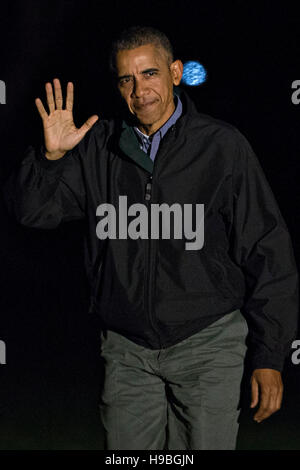 Nach der Ankunft auf Marine One in Washington, DC, USA, am Montag, 21. November 2016 "Wellenlinien" US-Präsident Barack Obama als er geht auf dem South Lawn in Richtung des weißen Hauses. Präsident Obama kehrt von seiner letzten Auslandsreise, die Konferenzen und Gipfeltreffen in Griechenland, Deutschland und Peru enthalten. Bildnachweis: Andrew Harrer/Pool über CNP /MediaPunch Stockfoto