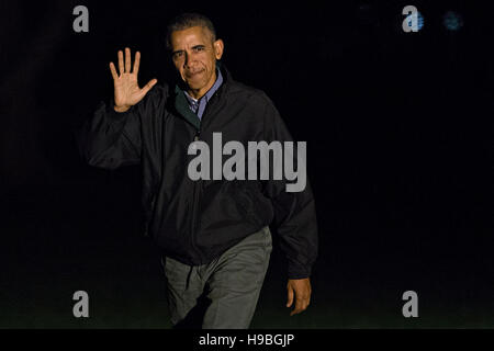 Nach der Ankunft auf Marine One in Washington, DC, USA, am Montag, 21. November 2016 "Wellenlinien" US-Präsident Barack Obama als er geht auf dem South Lawn in Richtung des weißen Hauses. Präsident Obama kehrt von seiner letzten Auslandsreise, die Konferenzen und Gipfeltreffen in Griechenland, Deutschland und Peru enthalten. Bildnachweis: Andrew Harrer/Pool über CNP /MediaPunch Stockfoto
