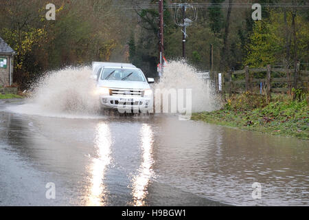 Combe, Herefordshire, England. 21. November 2016. Ein 4WD Fahrzeug fährt durch das Hochwasser der Weiler Combe zwischen Shobdon und Presteigne (Wales) direkt an der Grenze zwischen England und Wales nach einer Nacht und Morgen des anhaltenden Starkregen. Stockfoto