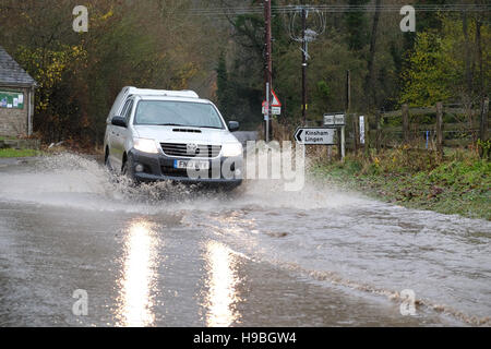 Combe, Herefordshire, England. 21. November 2016. Ein 4WD Fahrzeug fährt durch das Hochwasser der Weiler Combe zwischen Shobdon und Presteigne (Wales) direkt an der Grenze zwischen England und Wales nach einer Nacht und Morgen des anhaltenden Starkregen. Stockfoto