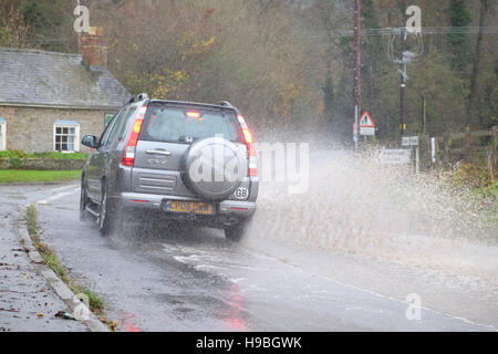 Combe, Herefordshire, England. 21. November 2016. Ein 4WD Fahrzeug fährt durch das Hochwasser der Weiler Combe zwischen Shobdon und Presteigne (Wales) direkt an der Grenze zwischen England und Wales nach einer Nacht und Morgen des anhaltenden Starkregen. Stockfoto