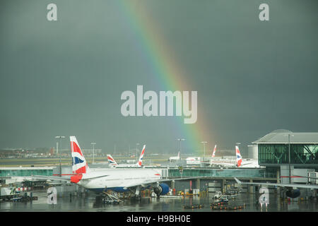 London UK. 21. November 2016. Ein schöner Regenbogen erscheint über Flugzeuge am Flughafen Heathrow nach einem Regenschauer Credit: Amer Ghazzal/Alamy Live-Nachrichten Stockfoto