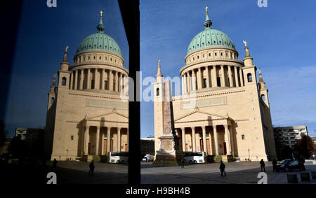 Potsdam, Deutschland. 21. November 2016. St.-Nikolaus Kirche ist ein Glas-Display auf der Facafe des Museums für neue Kunst Palais Barberini in Potsdam, Deutschland, 21. November 2016 wider. Foto: Ralf Hirschberger/Dpa/Alamy Live News Stockfoto