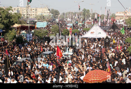 Chaman, Pakistan. 21. November 2016. Schiitischen Trauergemeinde von Imam Hussain (A.S) sind bei M.A Jinnah Road in Karachi auf Montag, 21. November 2016 Prozession im Zusammenhang mit der 40. Tag (Chehlum), beteiligt. Bildnachweis: Asianet-Pakistan/Alamy Live-Nachrichten Stockfoto