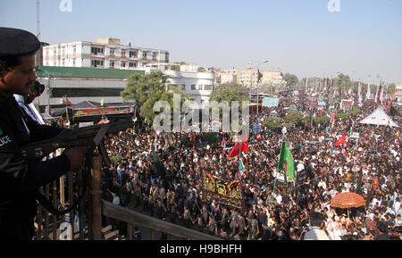 Chaman, Pakistan. 21. November 2016. Schiitischen Trauergemeinde von Imam Hussain (A.S) sind bei M.A Jinnah Road in Karachi auf Montag, 21. November 2016 Prozession im Zusammenhang mit der 40. Tag (Chehlum), beteiligt. Bildnachweis: Asianet-Pakistan/Alamy Live-Nachrichten Stockfoto