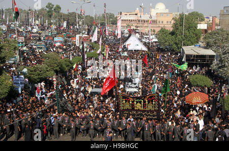 Chaman, Pakistan. 21. November 2016. Schiitischen Trauergemeinde von Imam Hussain (A.S) sind bei M.A Jinnah Road in Karachi auf Montag, 21. November 2016 Prozession im Zusammenhang mit der 40. Tag (Chehlum), beteiligt. Bildnachweis: Asianet-Pakistan/Alamy Live-Nachrichten Stockfoto