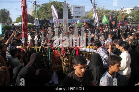 Chaman, Pakistan. 21. November 2016. Schiitischen Trauergemeinde von Imam Hussain (A.S) sind bei M.A Jinnah Road in Karachi auf Montag, 21. November 2016 Prozession im Zusammenhang mit der 40. Tag (Chehlum), beteiligt. Bildnachweis: Asianet-Pakistan/Alamy Live-Nachrichten Stockfoto