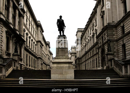 Die Clive Steps, Westminster, London, SW! Auf der rechten Seite der Treasury Building, wo Philip Hammond und sein Team die Regierungen Herbst-Anweisung vorbereitet sind. Auf der linken Seite das auswärtige und Commonwealth-Amt. Im Vordergrund der 11. Klasse aufgeführten Statue von Clive of India - Robert Clive. Stockfoto