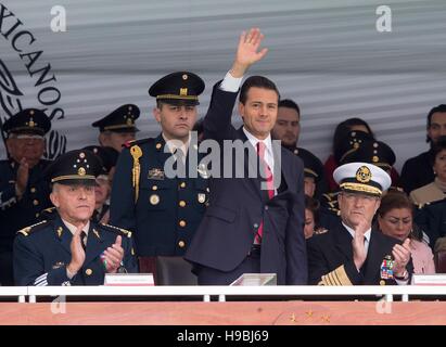 Mexico City, Mexiko. 21. November 2016. Mexikanische Präsident Enrique Pena Nieto während der Feierlichkeiten zum 106. Jahrestag der mexikanischen Revolution am Campo Marte November 20,2016 in Mexico City, Mexiko. Präsident Enrique Pena Nieto präsentiert Aktionen und Auszeichnungen für Mitglieder der Streitkräfte im Rahmen der Veranstaltung. Bildnachweis: Planetpix/Alamy Live-Nachrichten Stockfoto