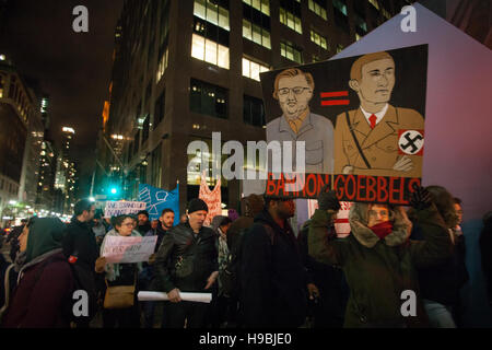 New York, USA. 20. November 2016. Mehrere hundert Menschen marschieren in Midtown East zu protestieren, Trump ernannt Chefstratege Stephen Bannon, während er mit der zionistischen Organisation of America in New York trifft. Bildnachweis: Alessandro Vecchi/Alamy Live-Nachrichten Stockfoto