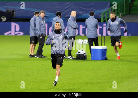 Lissabon, Portugal. 21. November 2016. Real Madrids vorwärts Cristiano Ronaldo läuft während einer Trainingseinheit im Stadion Alvalade in Lissabon, Portugal am 21. November 2016, am Vorabend ihrer UEFA Champions League-Gruppe F Fußball Spiel Sporting CP-Real Madrid CF. Foto: Pedro Fiuza © Pedro Fiuza/ZUMA Draht/Alamy Live-Nachrichten Stockfoto