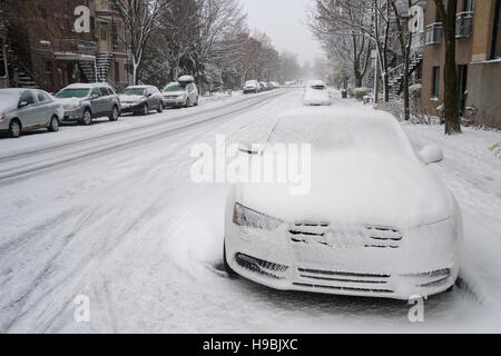 Montreal, Kanada. 21. November 2016. Erste Schnee der Saison trifft die Stadt. Straße in Le Plateau mit Autos im Schnee Credit bedeckt: Marc Bruxelle/Alamy Live News Stockfoto