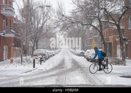 Montreal, Kanada. 21. November 2016. Erste Schnee der Saison trifft die Stadt. Biken im Schnee. Bildnachweis: Marc Bruxelle/Alamy Live-Nachrichten Stockfoto