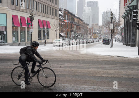 Montreal, Kanada. 21. November 2016. Erste Schnee der Saison trifft die Stadt. Biken im Schnee. Bildnachweis: Marc Bruxelle/Alamy Live-Nachrichten Stockfoto