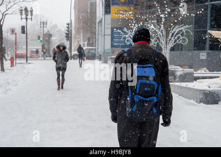 Montreal, Kanada. 21. November 2016. Erste Schnee der Saison trifft die Stadt. Fußgänger an der McGill College Avenue. Bildnachweis: Marc Bruxelle/Alamy Live-Nachrichten Stockfoto