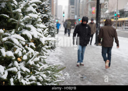 Montreal, Kanada. 21. November 2016. Erste Schnee der Saison trifft die Stadt. Fußgänger in der Innenstadt von Montreal. Bildnachweis: Marc Bruxelle/Alamy Live-Nachrichten Stockfoto