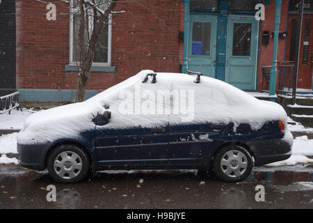 Montreal, Kanada. 21. November 2016. Erste Schnee der Saison trifft die Stadt. Auto mit Schnee bedeckt. Bildnachweis: Marc Bruxelle/Alamy Live-Nachrichten Stockfoto