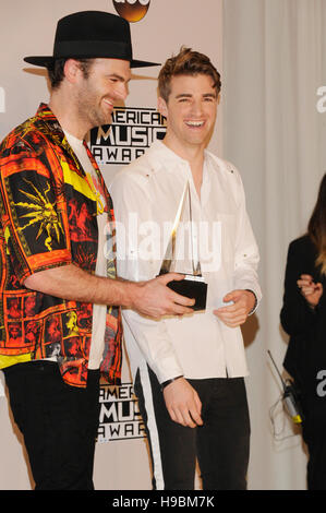 Los Angeles, USA. 20. November 2016. Alex Pall und Andrew Taggart von The Chainsmokers besuchen den Presseraum auf 2016 American Music Awards am Microsoft-Theater am 20. November 2016 in Los Angeles, Kalifornien. Bildnachweis: Das Foto Zugang/Alamy Live-Nachrichten Stockfoto