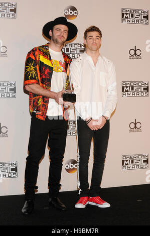 Los Angeles, USA. 20. November 2016. Alex Pall und Andrew Taggart von The Chainsmokers besuchen den Presseraum auf 2016 American Music Awards am Microsoft-Theater am 20. November 2016 in Los Angeles, Kalifornien. Bildnachweis: Das Foto Zugang/Alamy Live-Nachrichten Stockfoto