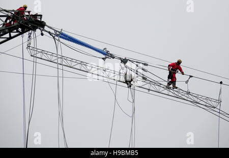 Brunsbüttel, Deutschland. 7. November 2016. Arbeitnehmer können auf einem Strommast in Brunsbüttel, Deutschland, 7. November 2016 zu sehen. Energieversorger TenneT baut derzeit eine 120 Kilometer lange 380 kV Stromleitung entlang der Westen Schleswig-Holsteins. Es wird gesagt, Transport zu helfen, die Windenergie an der Küste in Richtung Süden, beginnend im Jahr 2019 produziert. © Dpa/Alamy Live-Nachrichten Stockfoto