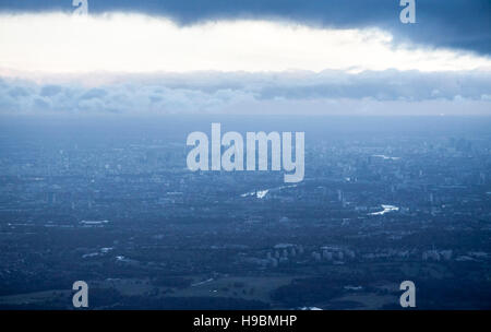 London, UK. 21. November 2016. Eine Luftaufnahme zeigt Gewitterwolken über der City of London zu sammeln, Sturm Angus droht, traf die Hauptstadt nach dem Auftreffen auf der südlichen Küste von UK Credit: Amer Ghazzal/Alamy Live-Nachrichten Stockfoto