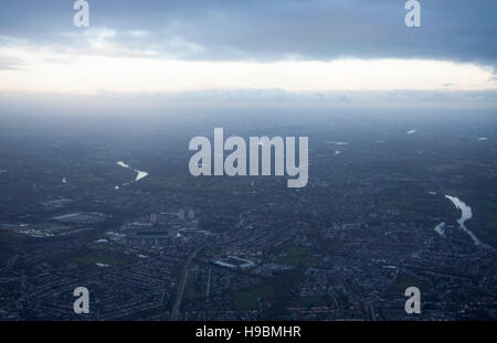 London, UK. 21. November 2016. Eine Luftaufnahme zeigt Sturmwolken sammeln über Twickenham Stadion im Vordergrund, wie Storm Angus droht, traf die Hauptstadt nach dem Auftreffen auf der südlichen Küste von UK Credit: Amer Ghazzal/Alamy Live-Nachrichten Stockfoto