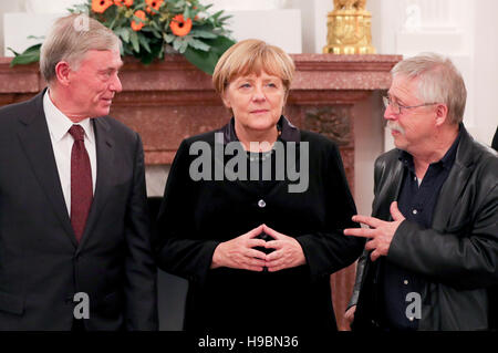 Berlin, Deutschland. 21. November 2016. Der ehemalige deutsche Bundespräsident Horst Köhler (l) Gespräch mit Angela Merkel (CDU) anlässlich der Liedermacher Wolf Biermann (R) 80. Geburtstag in Schloss Bellevue in Berlin, Deutschland, 21. November 2016. Foto: Sebastian Gollnow/Dpa/Alamy Live News Stockfoto