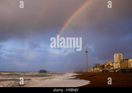 Brighton, Sussex, UK. 22. November 2016.A Regenbogen über Meer und West Pier von Brighton früh als das Ende des Sturms Angus bläst sich in ganz Großbritannien Foto genommen von Simon Dack Credit: Simon Dack/Alamy Live News Stockfoto